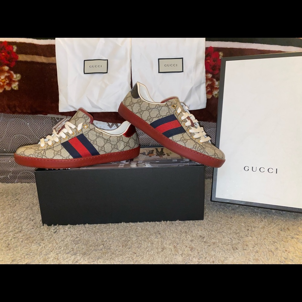 MENS GUCCI SHOES. ONLY WORN A FEW TIMES AND STILL IN GREAT CONDITION.